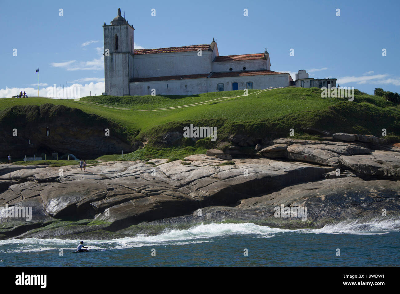 Saquarema Église et Canoë Polynésien Banque D'Images