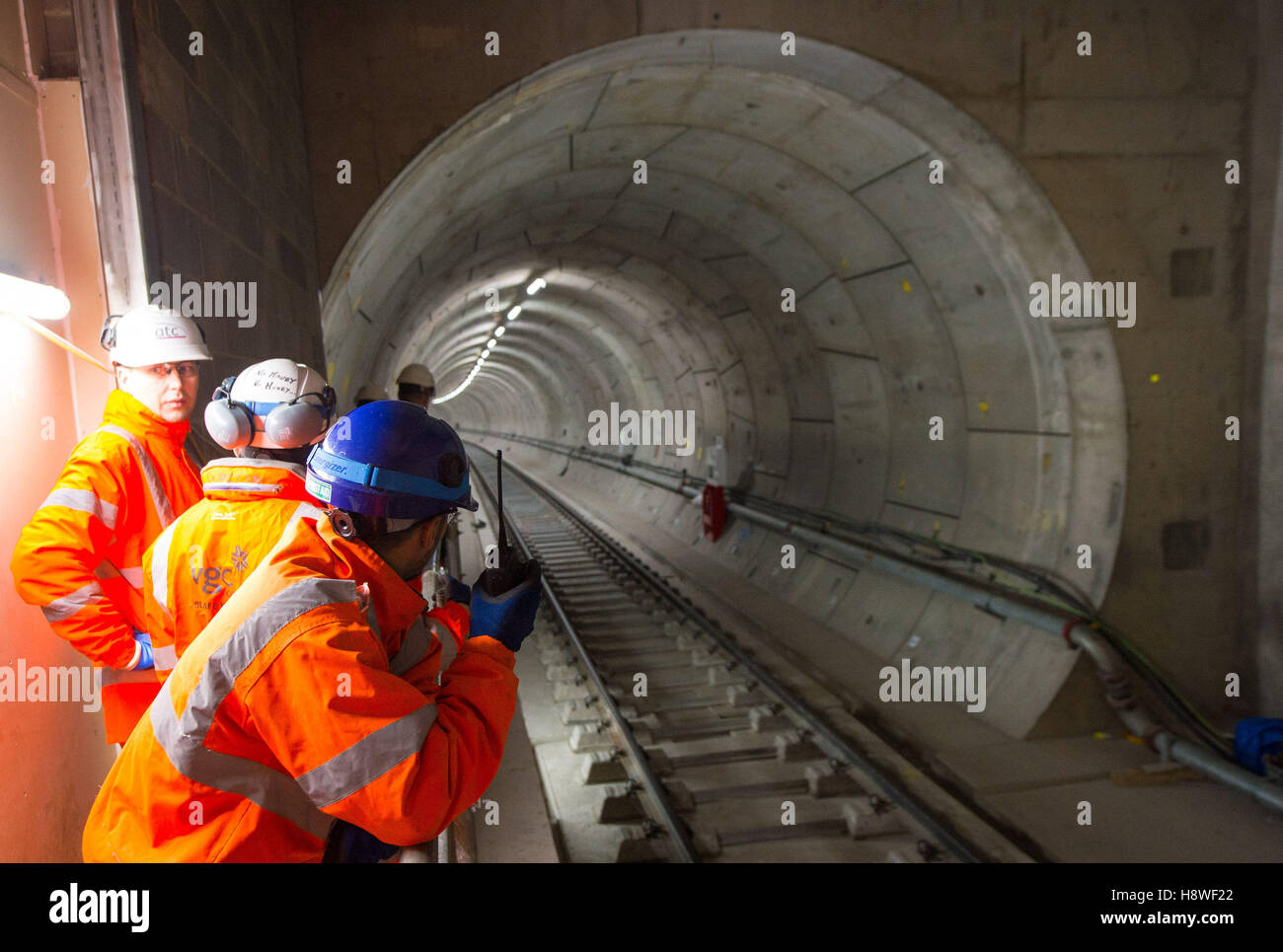 Traverse les travailleurs dans un tunnel de train sur le site de construction de la gare de Paddington Traverse, dans le centre de Londres. Banque D'Images