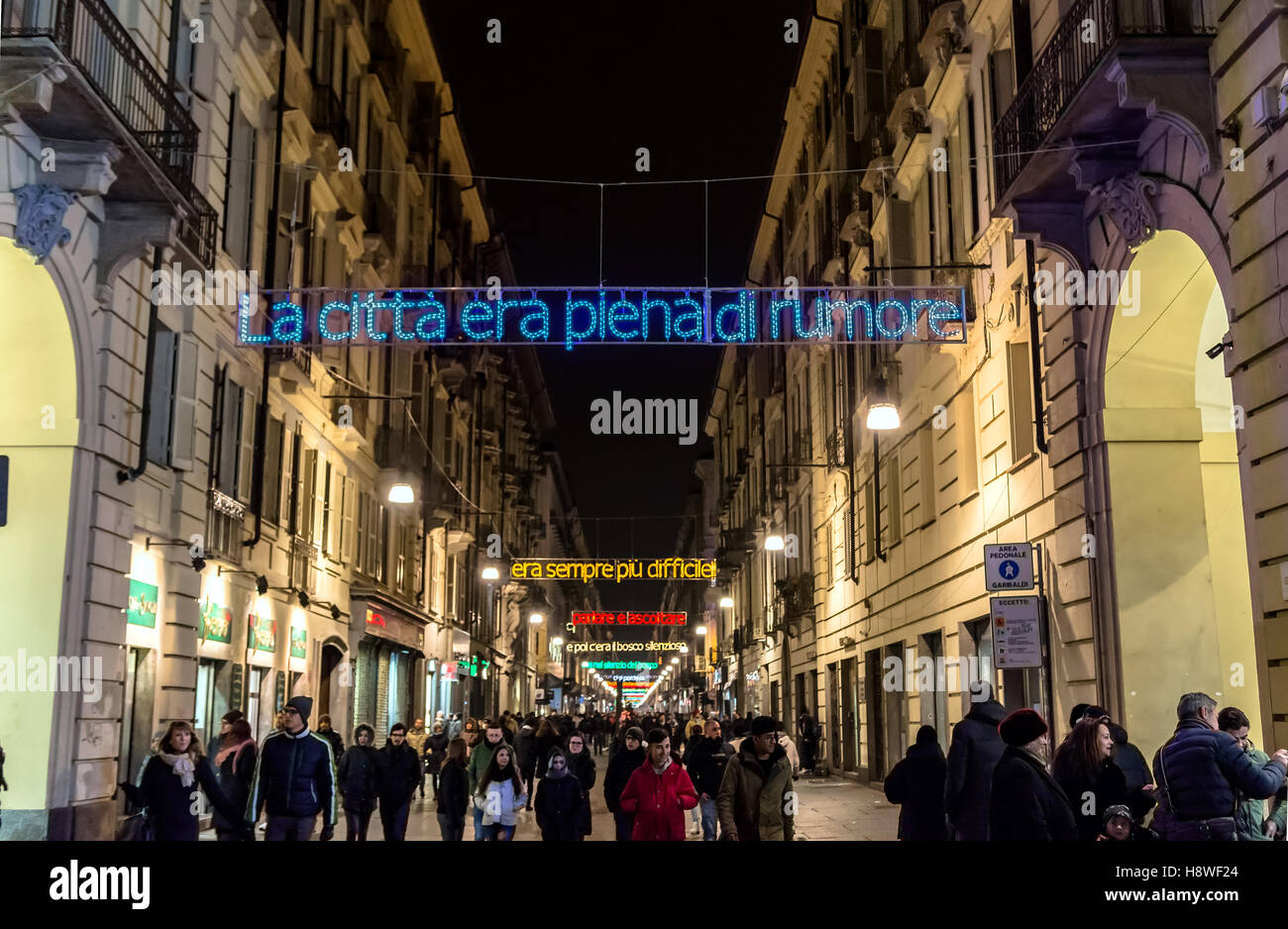 Les lumières de Noël et les touristes à la veille du nouvel an dans la rue Garibaldi à Turin, Italie. Banque D'Images