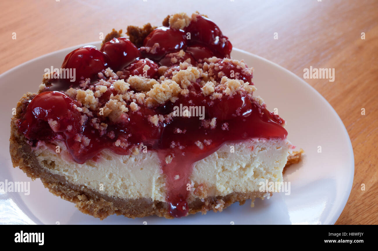 Gâteau au fromage avec garniture de cerises et croûte de biscuits graham Banque D'Images