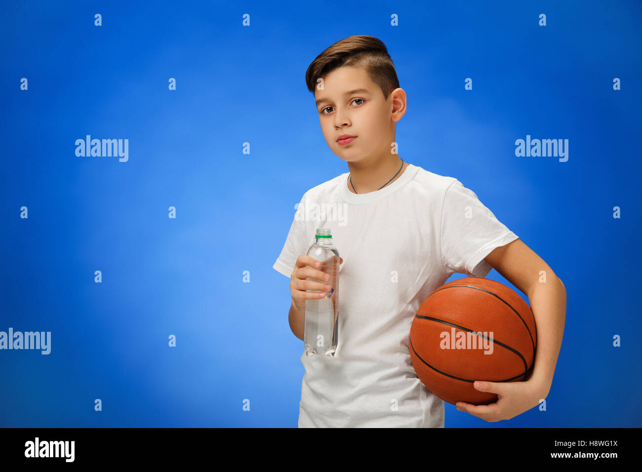 Adorable garçon de 11 ans enfant avec le basket ball Banque D'Images