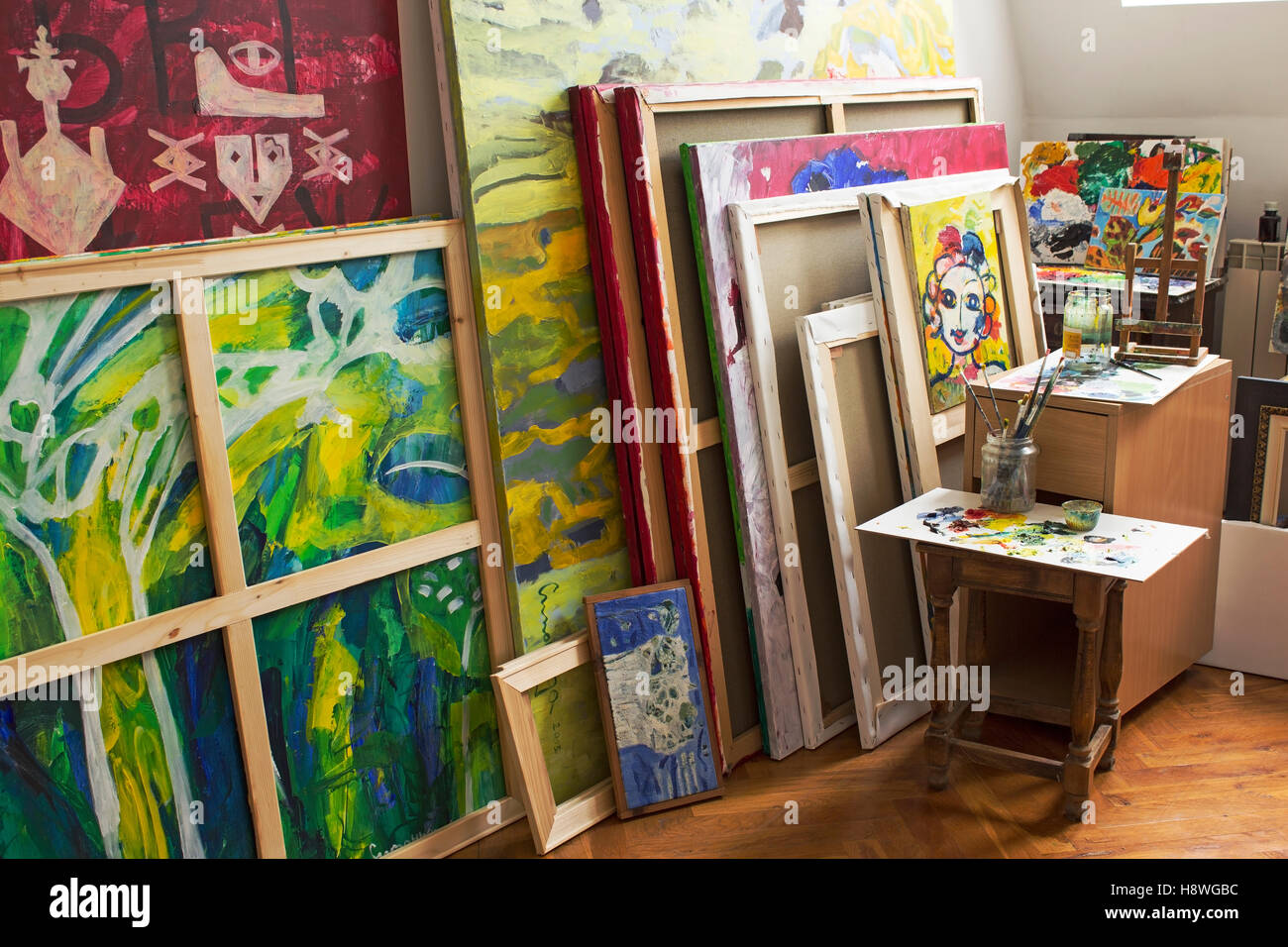 Art studio avec des peintures et matériaux de peinture. Banque D'Images