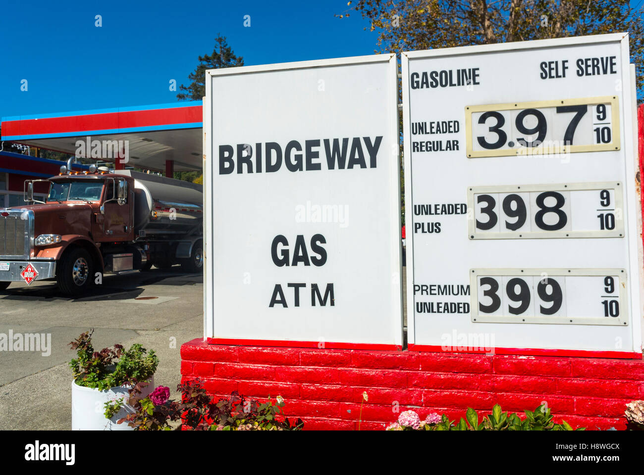 Sausalito, CA, USA, Station d'essence de service de détail signe avec les prix sur l'affichage à l'extérieur, avec camion de livraison, banlieue de San Francisco, centre-ville Banque D'Images