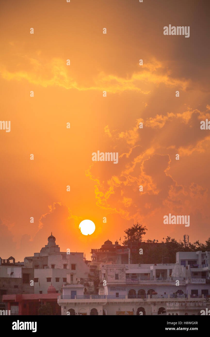 Coucher de soleil sur la ville de Pushkar, Ajmer, Rajasthan, Inde. Banque D'Images