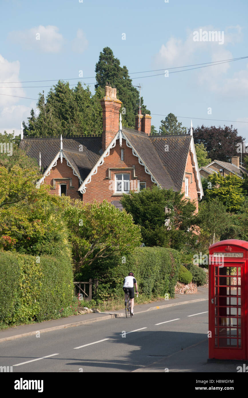 Une boîte de téléphone rouge et de la maison, Snitterfield, Warwickshire, England, UK Banque D'Images