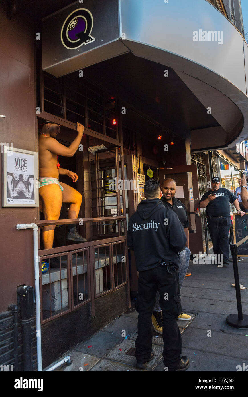 San Francisco, CA, États-Unis, gay Male Stripper, spectacle, gay Bar Window, Q Bar, le quartier Castro, scènes de rue, Banque D'Images