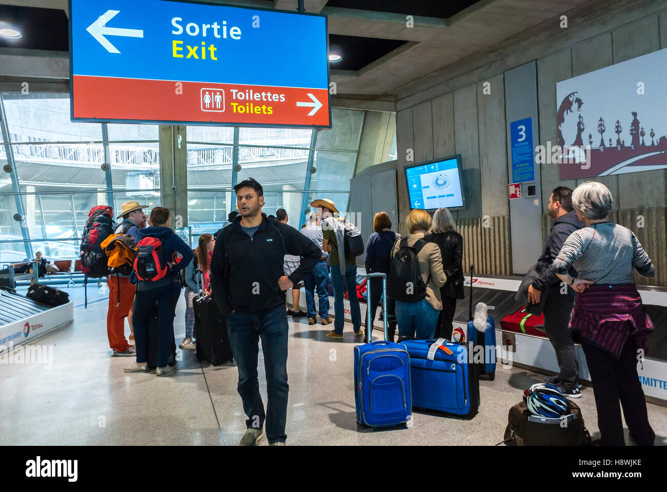 Paris, France, foule de passagers à l'intérieur de l'aéroport international Roissy-Charles-de-Gaulle de Roissy attendant des bagages. hall Banque D'Images