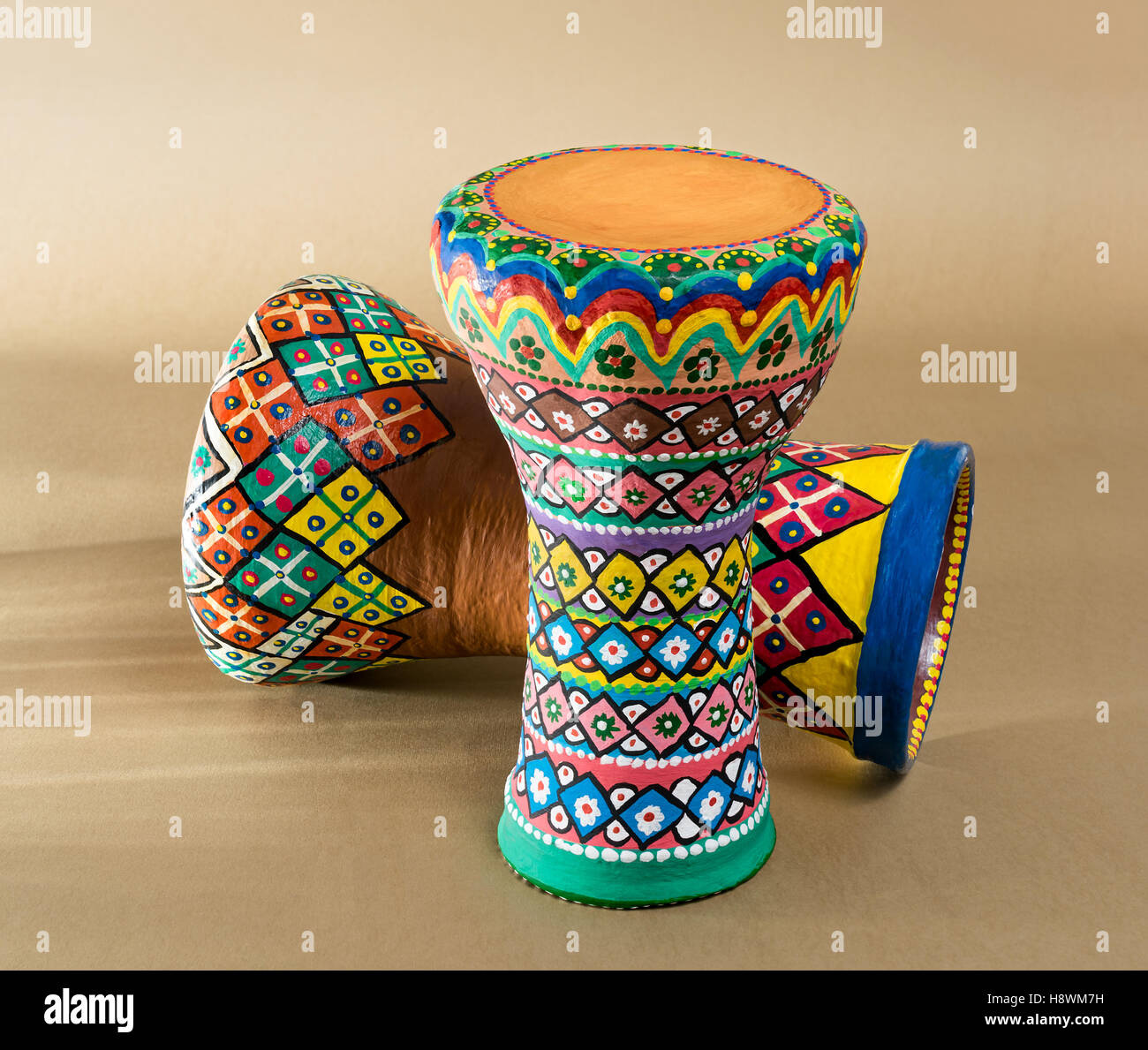 La poterie colorée décorée de deux tambours (tambour en gobelet calice,  tarabuka, darbouka Photo Stock - Alamy