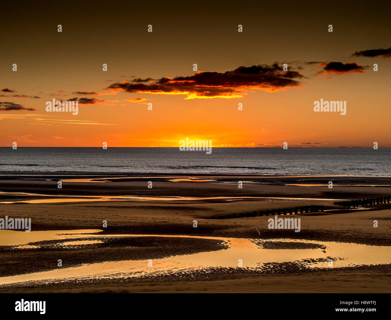 Coucher de soleil sur la mer d'Irlande et beach, Blackpool, Lancashire, Royaume-Uni. Banque D'Images