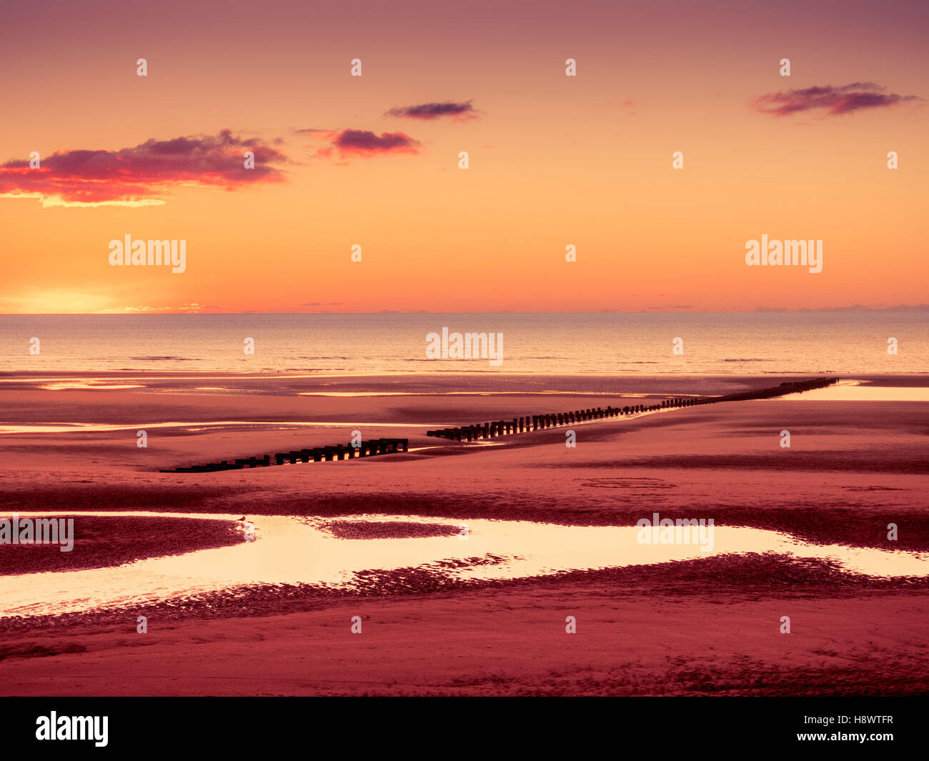 Coucher de soleil sur la mer d'Irlande et beach, Blackpool, Lancashire, Royaume-Uni. Banque D'Images