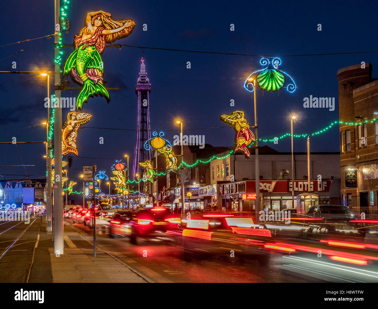 La tour de Blackpool et illuminations la nuit, Lancashire, Royaume-Uni. Banque D'Images