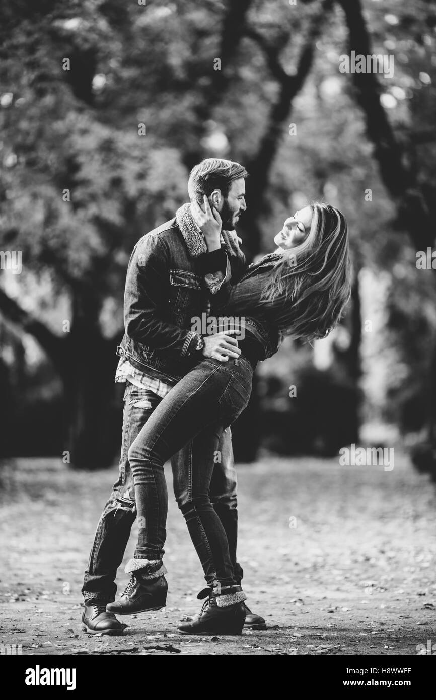 Young couple having fun in the autumn park Banque D'Images