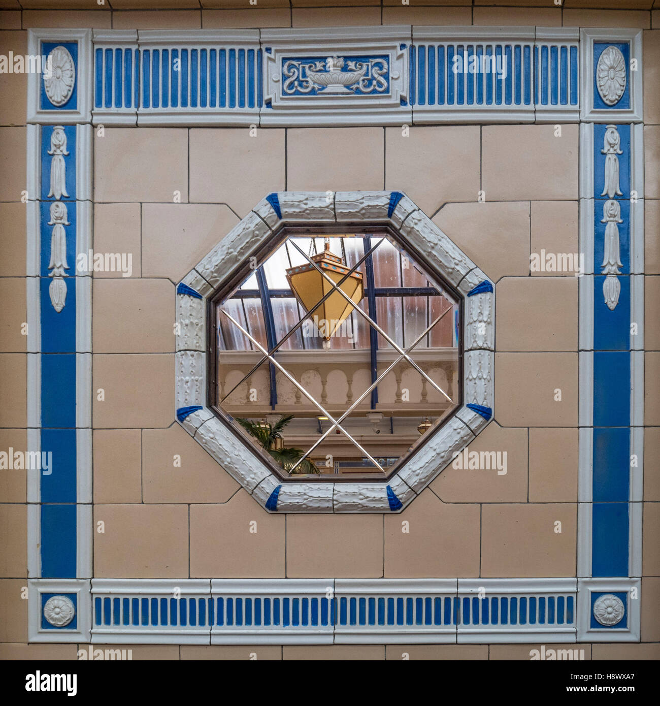 Panneau de sol carrelé décoratif sur le mur de l'Hôtel Floral, Winter Gardens, Blackpool, Lancashire, Royaume-Uni. Banque D'Images