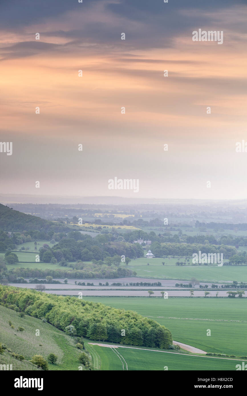 La vallée de Pewsey à l'aube dans le Wiltshire, Royaume-Uni. Banque D'Images