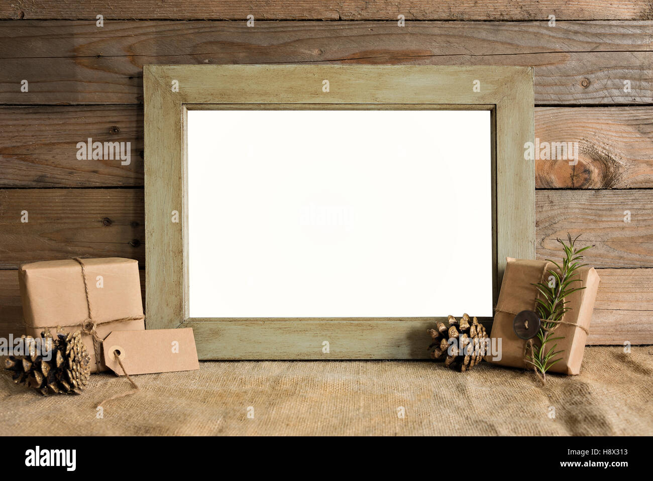 Châssis maquette scène avec cadeaux de Noël et des pommes de pin. Banque D'Images