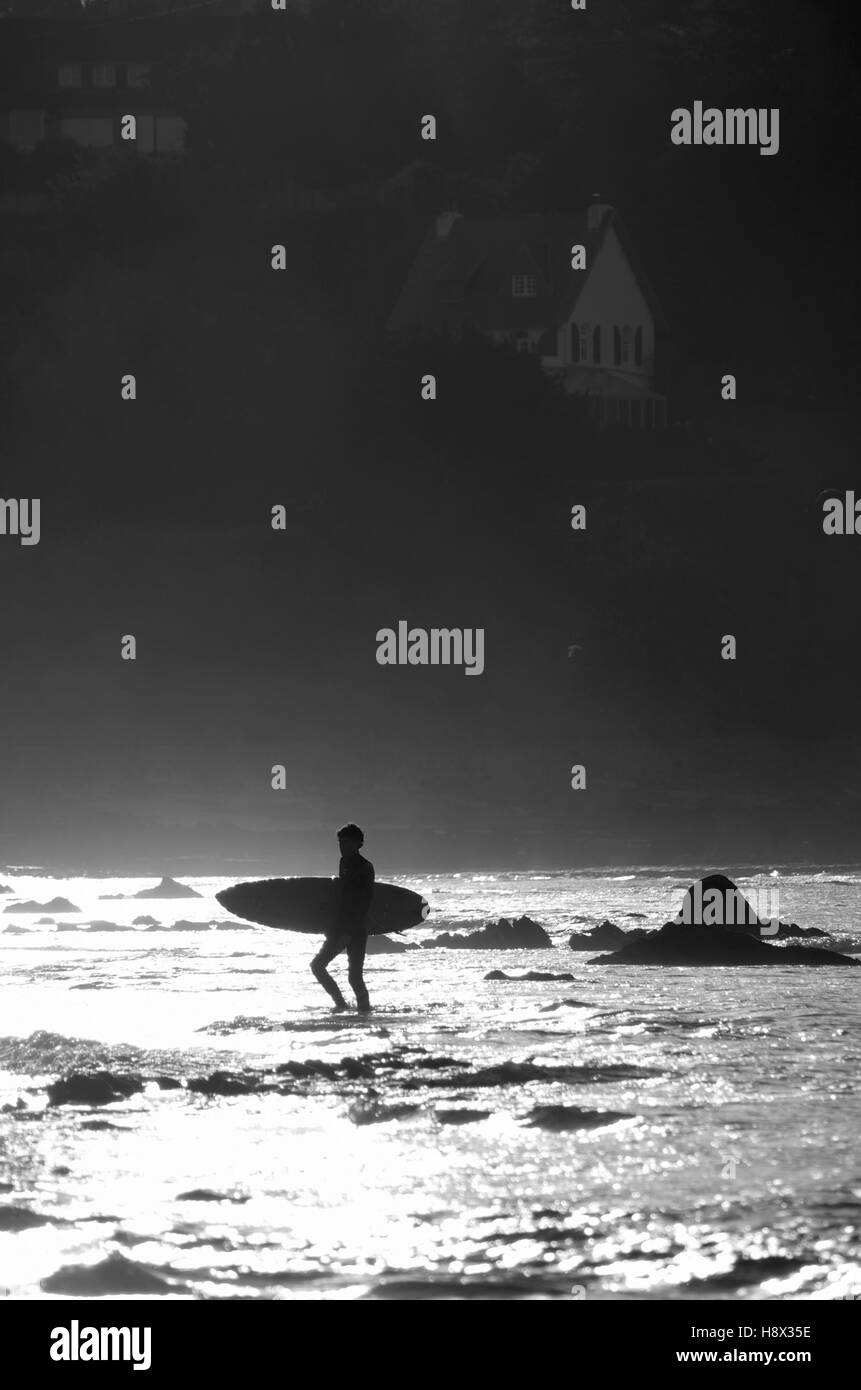 Surfer les vagues de plage des Sables blancs à Locquirec, France Banque D'Images