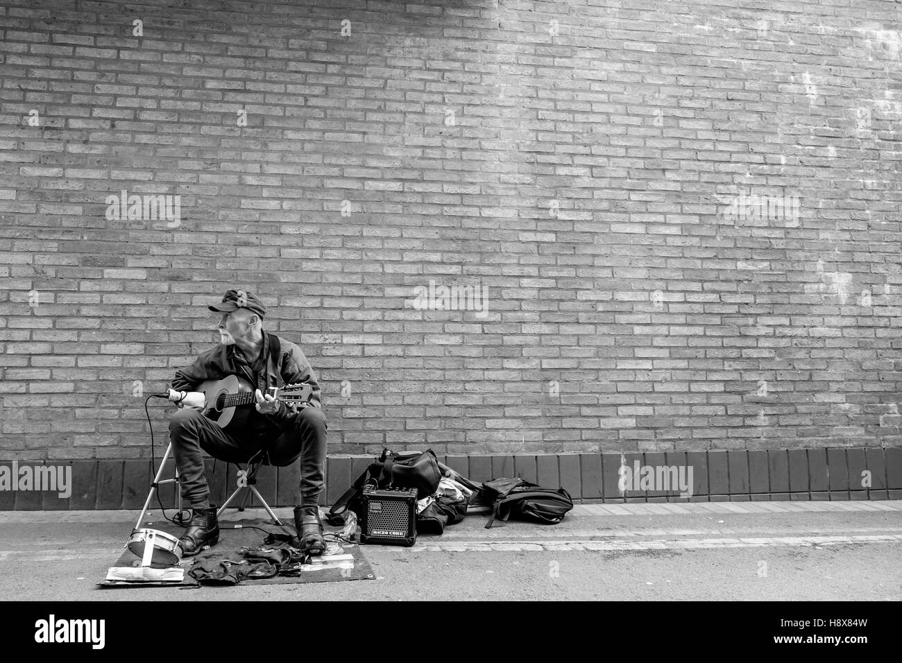 La rue Cambridge manutention pan guitare mur vieil homme solitaire solitaire seul chapeau Banque D'Images