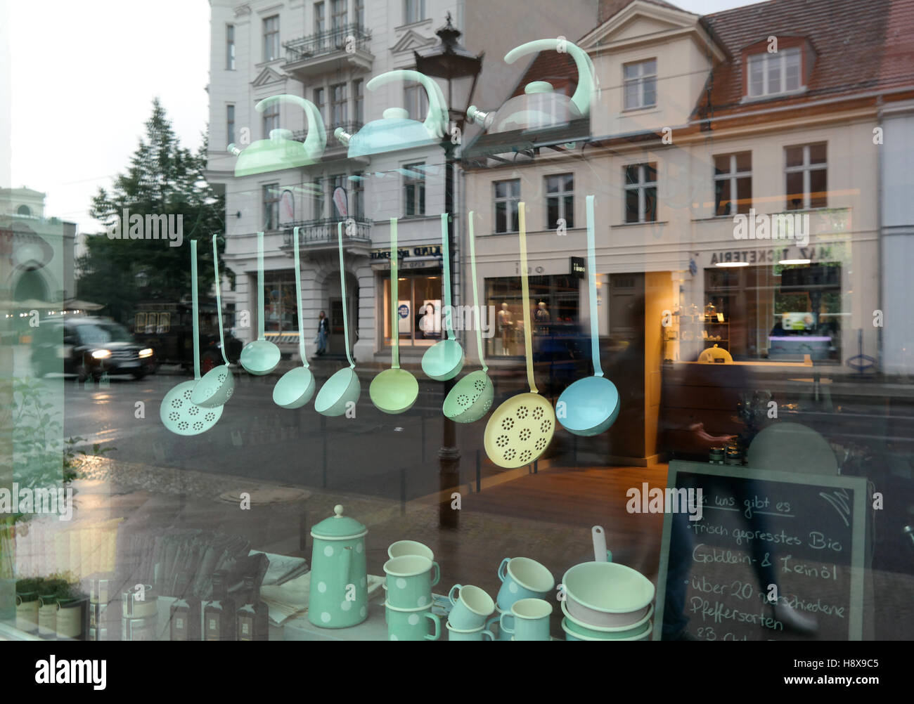 Schaufenster von Geschäfts dans der Friedrich-Ebert-Straße à Potsdam, Allemagne Banque D'Images