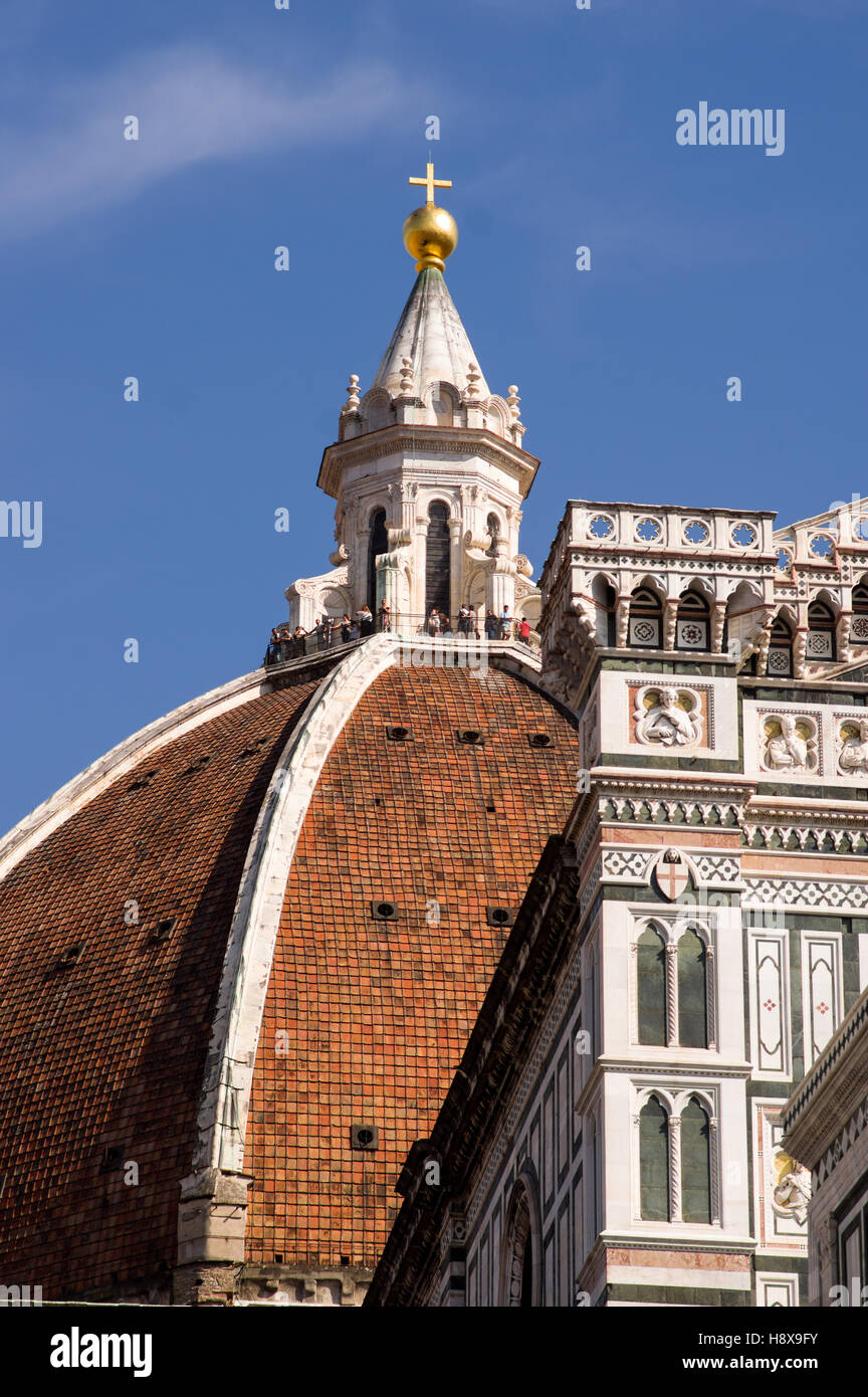 La coupole de Brunelleschi Florence avec les touristes sur la terrasse