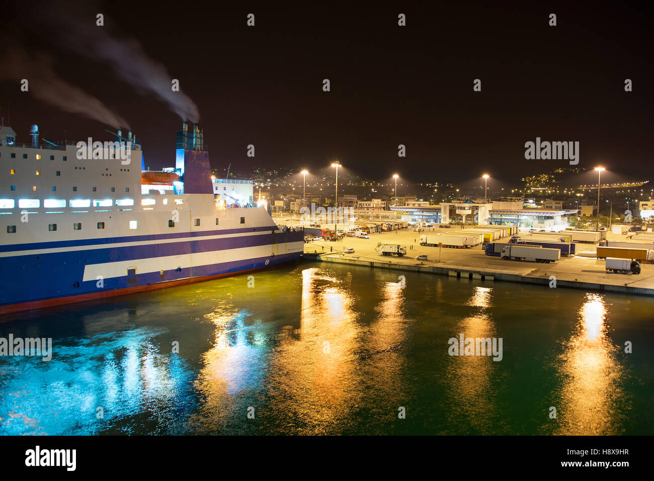 Le port ferry de nuit lors du chargement et de l'embarquement. Banque D'Images