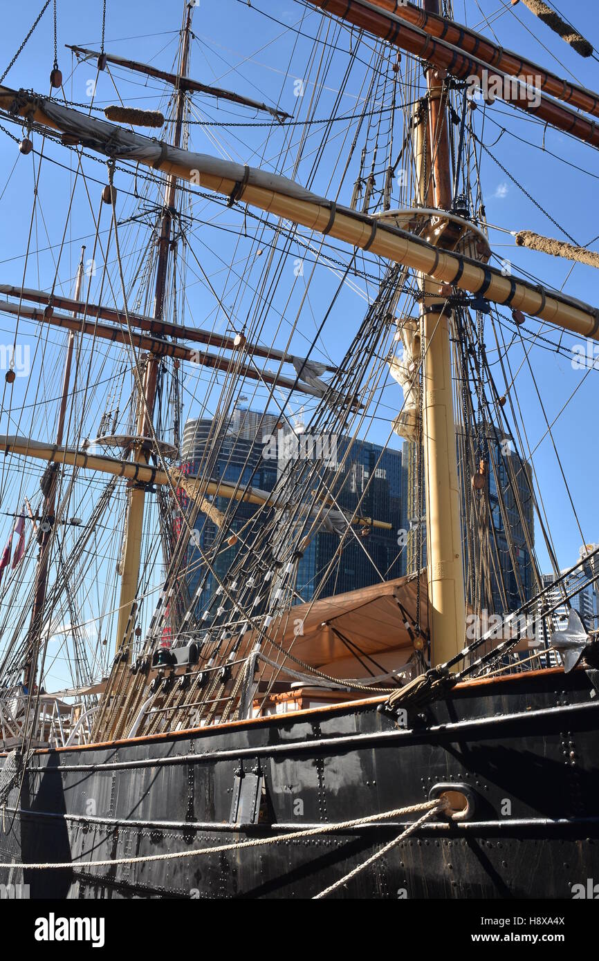 Coque et mâts de restauré tallship James Craig dans Australian National Maritime Museum de Sydney. Banque D'Images