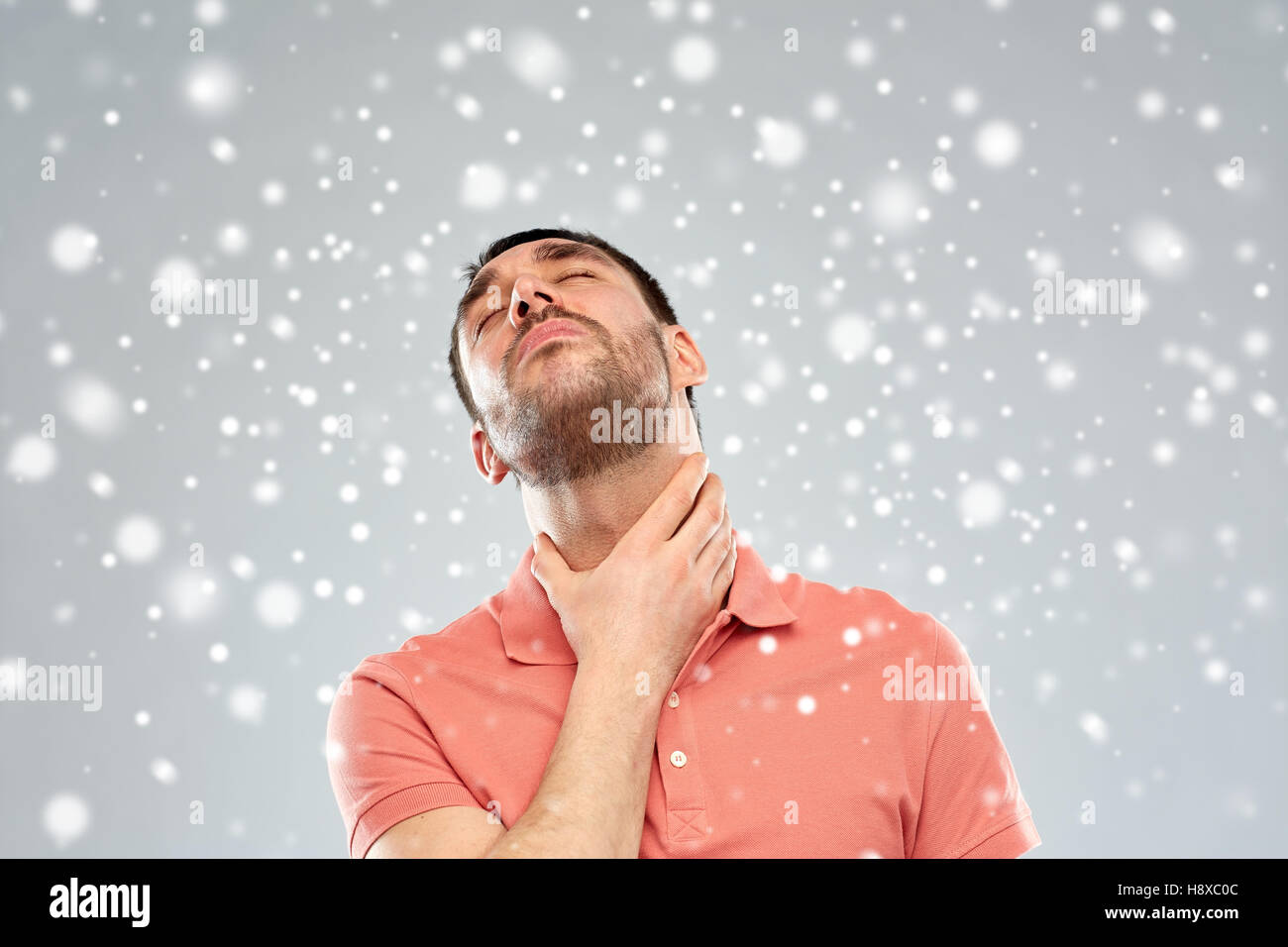 L'homme de toucher le cou et souffrant de maux de gorge Banque D'Images