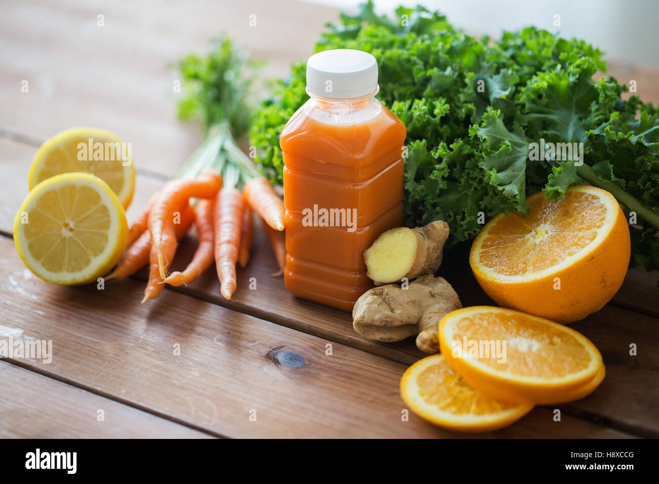 Bouteille avec du jus de carotte, fruits et légumes Banque D'Images