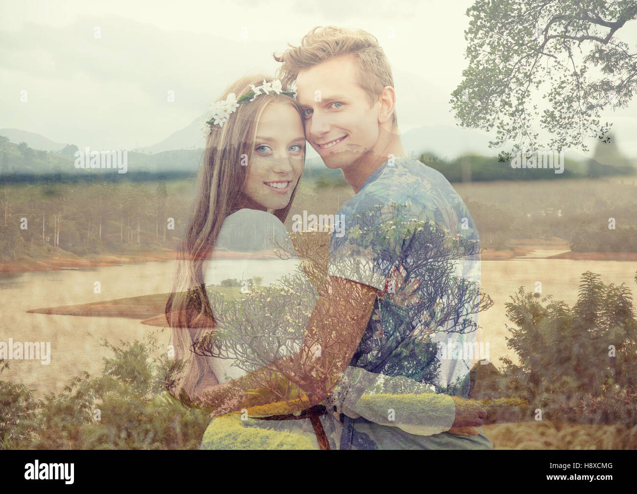 Happy smiling young couple outdoors hippie Banque D'Images