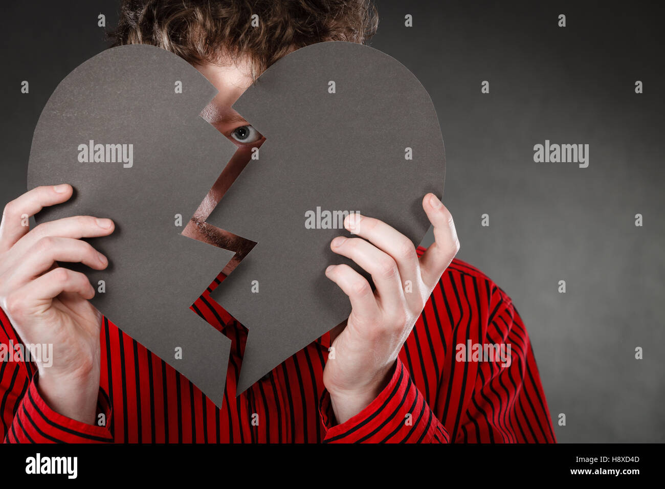 Relation Amour Romance Malheureuse De Chagrin Tristesse Honte Concept Couvrant L Homme Derriere Jeune Homme Cachant Son Visage Avec Parties De Cœur Brise Photo Stock Alamy