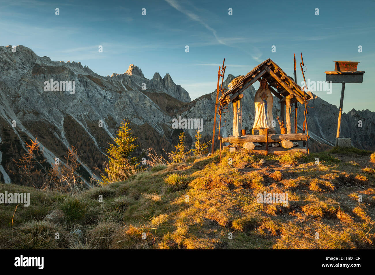 Matin d'automne ensoleillé dans les Alpes Carniques près de Sappada, Dolomites, Italie. Banque D'Images