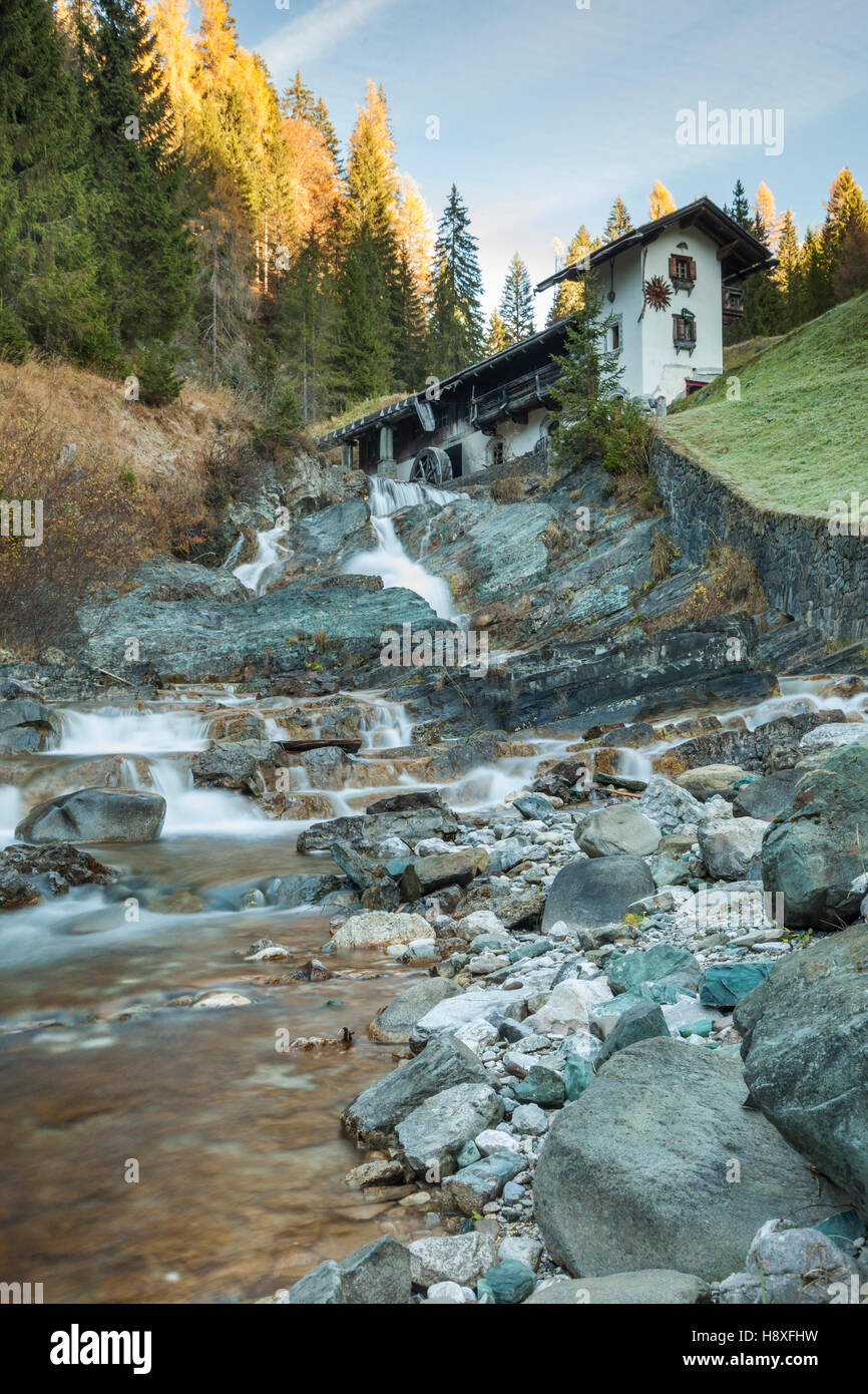Matin d'automne au moulin à eau historique dans les dolomites près de Sappada, Italie. Banque D'Images