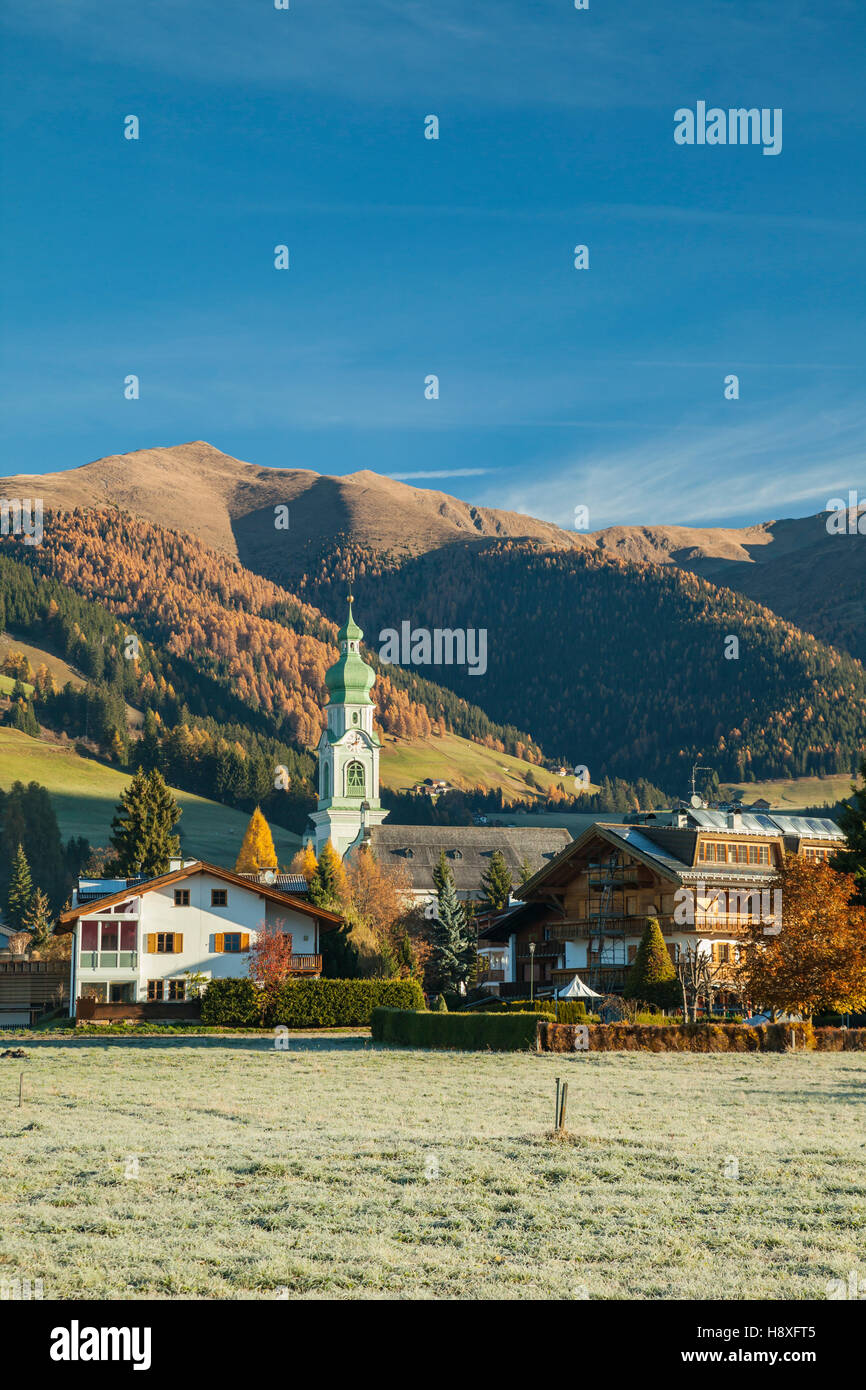 Matin d'automne à Dobbiaco (Toblach), le Tyrol du Sud, Italie. Banque D'Images