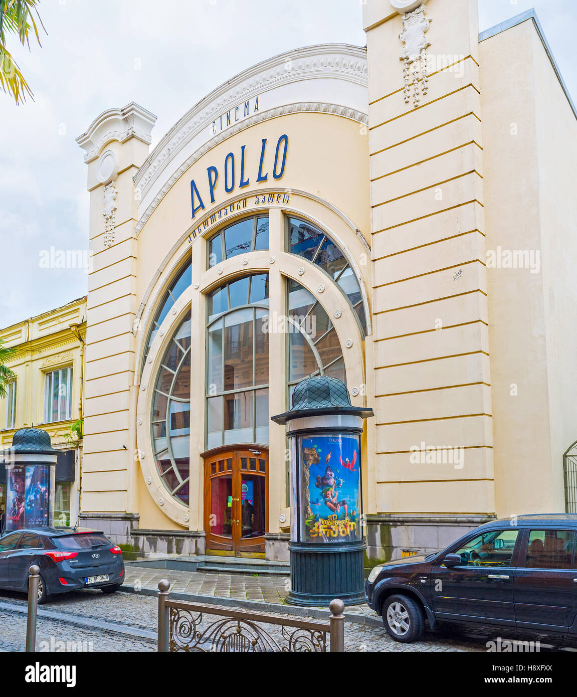 La façade du cinéma Apollo, avec de grandes fenêtres, cercle situé à côté de la place de l'Europe Banque D'Images