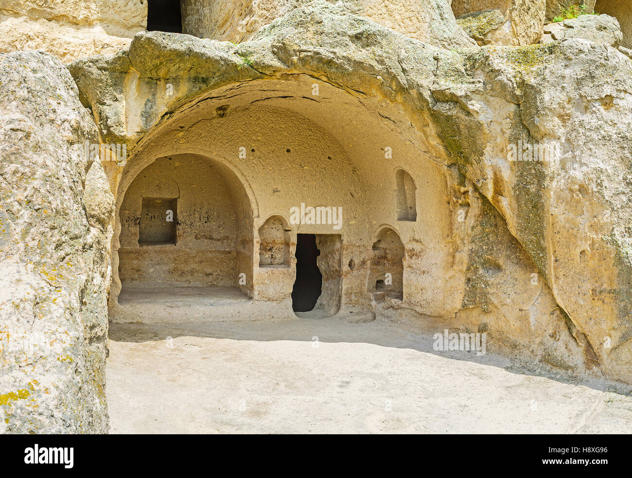 Les grottes en retrait dans la région de Vardzia site archéologique ont été utilisés comme abris, des temples et des entrepôts dans la région de Samtskhe-Javakheti, Moyen-Âge, la Géorgie Banque D'Images