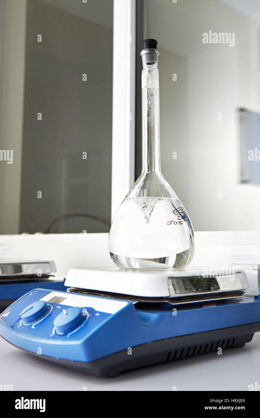 Agitateur magntique avec la fiole de liquide dans le laboratoire de  biochimie Photo Stock - Alamy