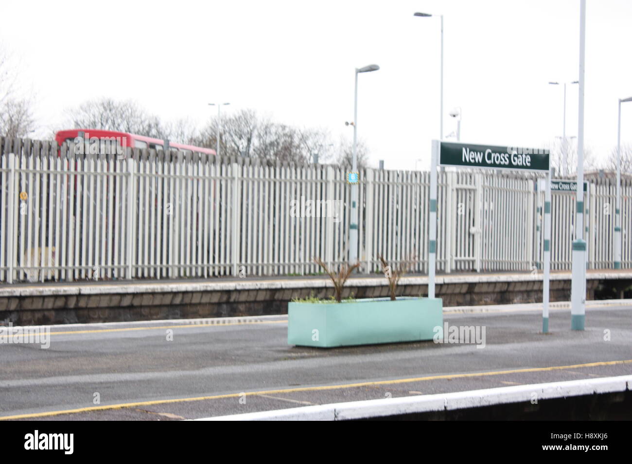 La gare de New Cross Gate clôture d'argent et de la plate-forme de l'usine de London bus rouge Banque D'Images