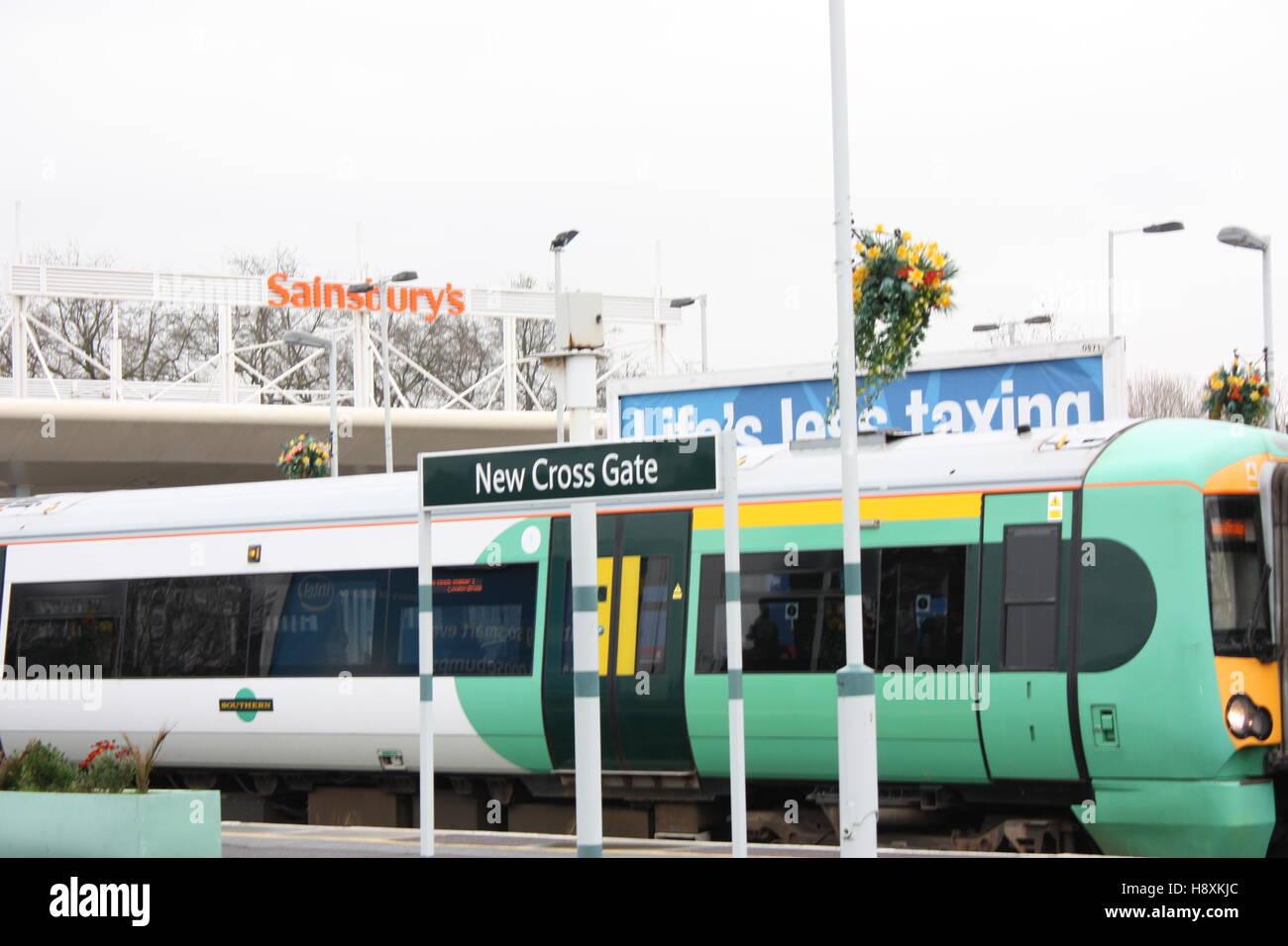 New Cross Gate Gare avec Southern Rail train et Sainsburys dans l'arrière-plan Banque D'Images