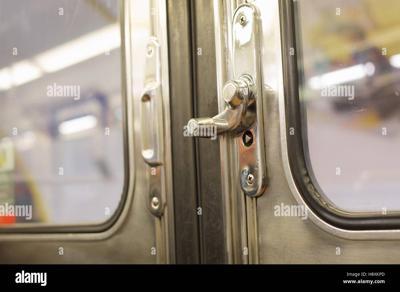 Poignées de porte de train Metro Paris Photo Stock - Alamy