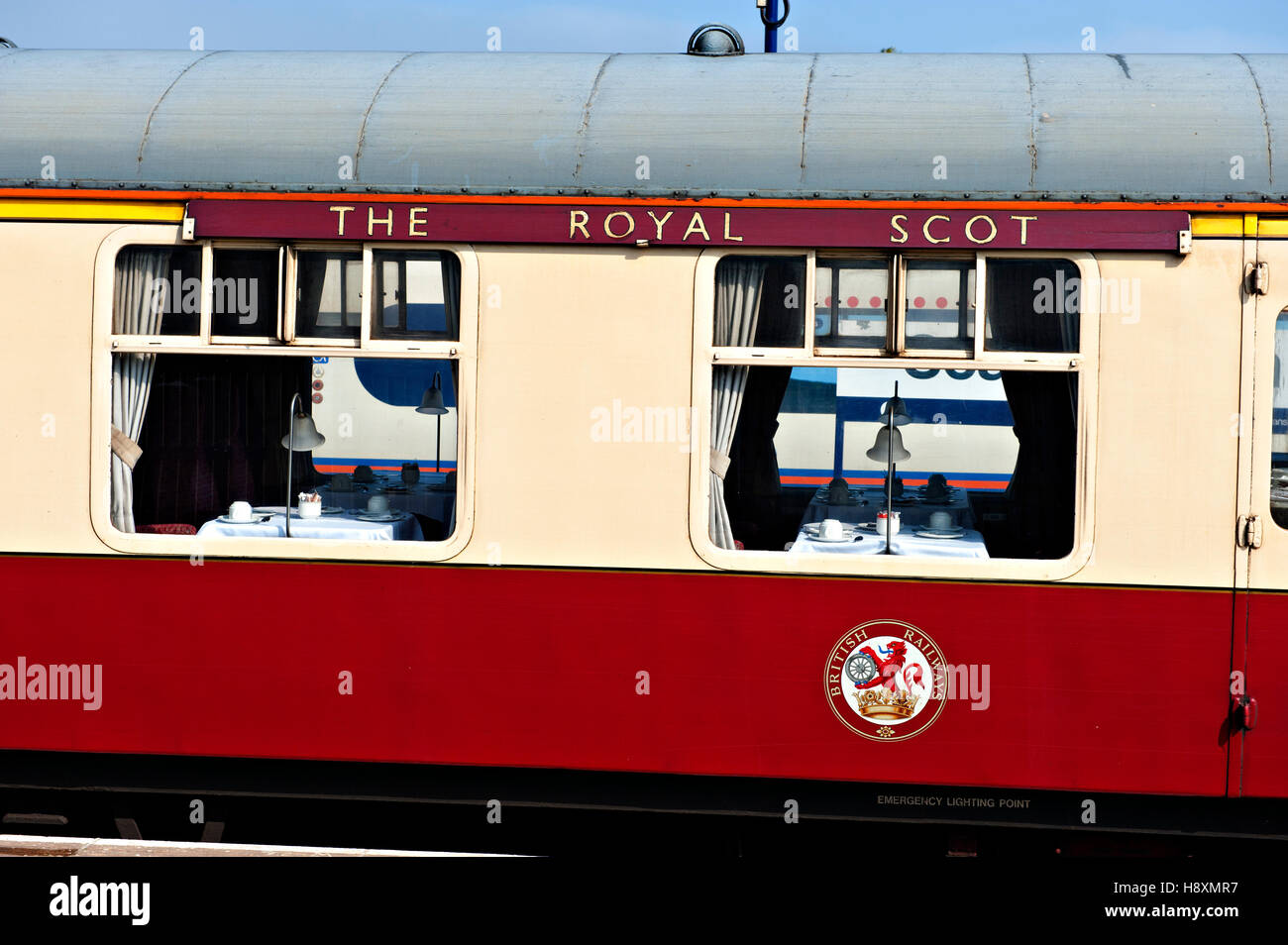 Marquer un wagon de chemin de fer avec 'Royal Scot' boards Banque D'Images