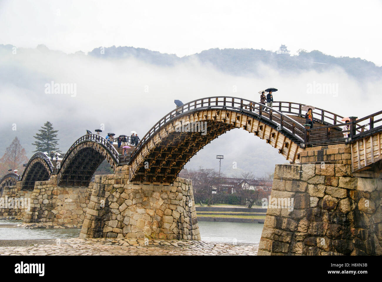 Ce magnifique pont voûté traditionnel au Japon est le Kintai Bridge, ou Kintaikyo Banque D'Images
