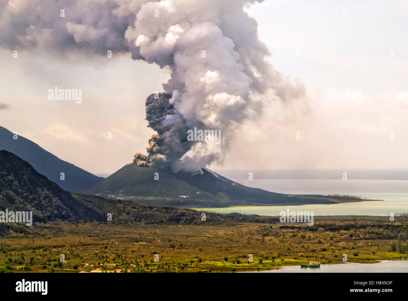 L'éruption du volcan mont Tavurvur près de Rabaul, Papouasie Nouvelle Guinée Banque D'Images