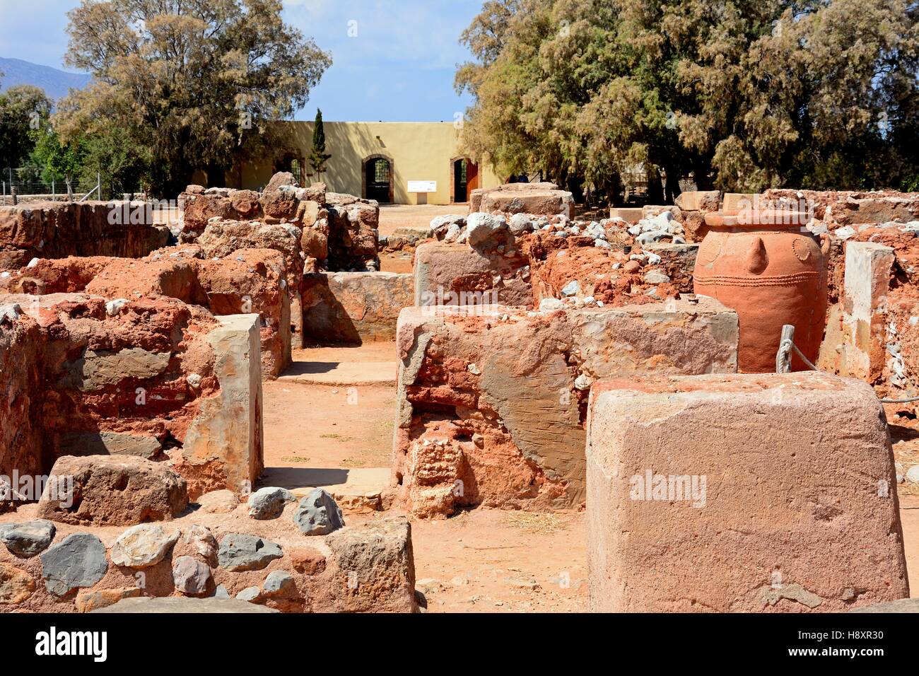 Grande ancienne en terre cuite décorée à l'intérieur des murs du site archéologique minoen de Malia ruines, Malia, Crète, Grèce. Banque D'Images