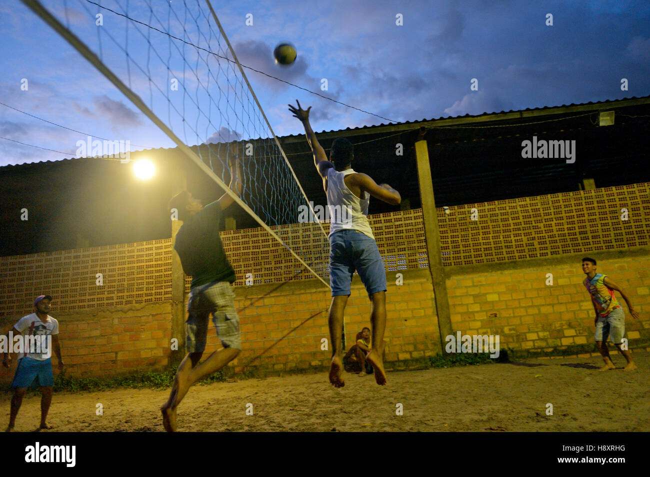 Les jeunes jouer au volley-ball, soirée, Trinta, District de Itaituba, Pará, Brésil Banque D'Images