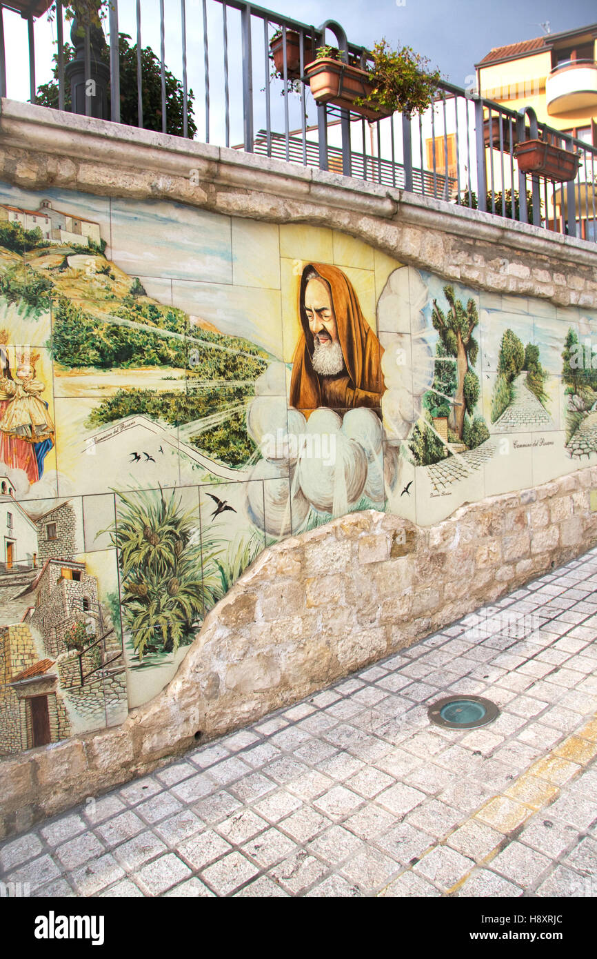 L'entrée de Pietralcina, ville natale de saint Pio, Padre Pio, avec une ...
