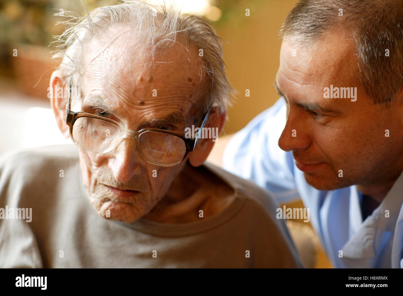 Maison de soins infirmiers, un homme âgé avec un infirmier Banque D'Images