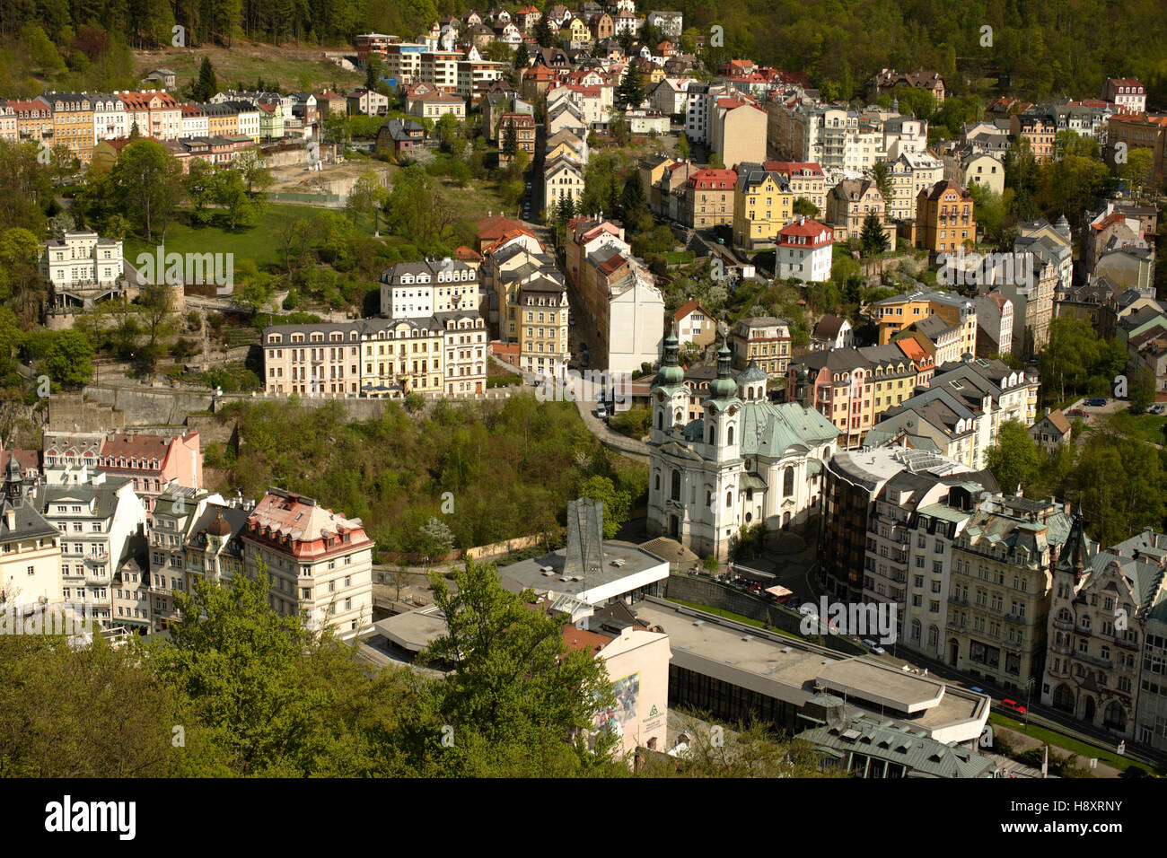 Avis de Karlovy Vary de Jelení skok, spring colonnade, Marie Madeleine, l'église baroque de Bohême de l'Ouest, République Tchèque, Europe Banque D'Images