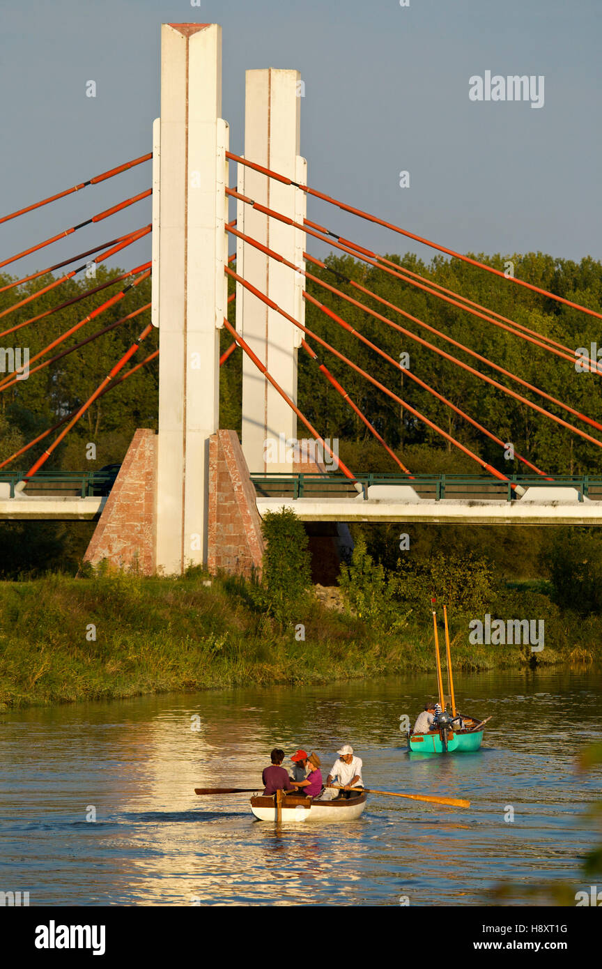 Pont et de petites embarcations sur la rivière Bidouze, France, Europe Banque D'Images