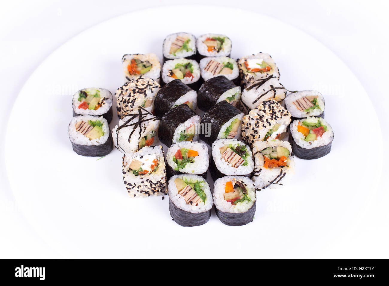 Restaurant japonais sushi maki gunkan, porte-bobine ou jeu de plateau. California rolls avec saumon. isolée au fond blanc. Haut de la vue, télévision lay. Banque D'Images