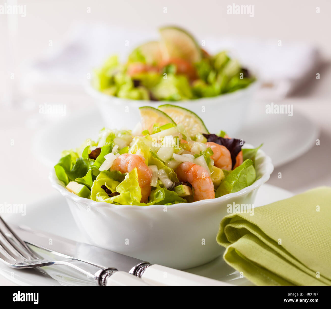 Salade de crevettes avec avocat et Vinaigrette citron vert Banque D'Images