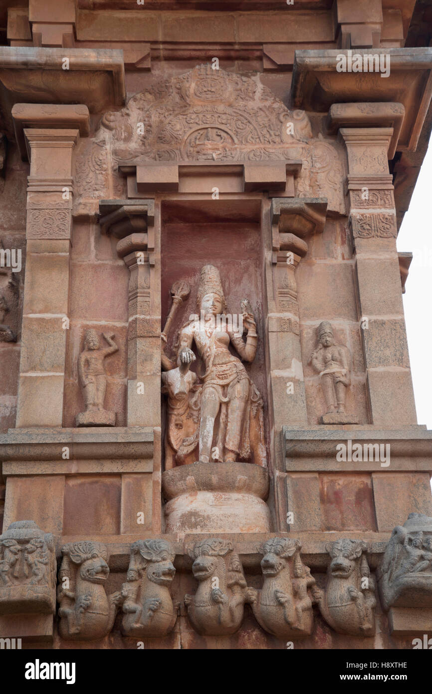 Ardhanarisvara à côté de sa niche, bull sur mur nord, Temple de Brihadisvara, Tanjore, Tamil Nadu, Inde. Banque D'Images